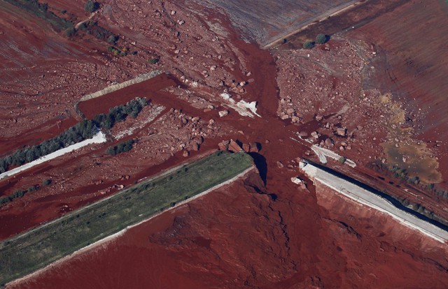 Bức ảnh chụp từ trên cao con đập gần nhà máy alumin bị vỡ khiến bùn đỏ tràn sang ngôi làng Kolotar ở Budapest, Hungary vào 9/10/2010.