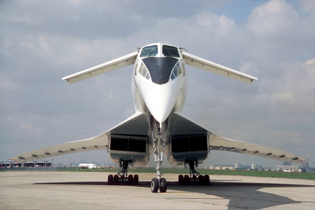 
Hai cánh con vịt trên đầu là đặc trưng của TU-144 mà Concorde còn thiếu
