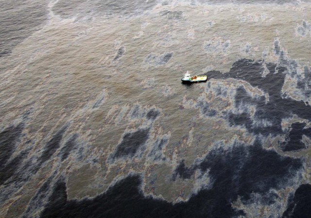 Quang cảnh nhìn từ trên cao của vụ dầu loang ở mỏ dầu Frade, ngoài khơi bờ biển Campos Basin, thuộc địa phận Rio de Janeiro, Brazil vào 18/11/2011.