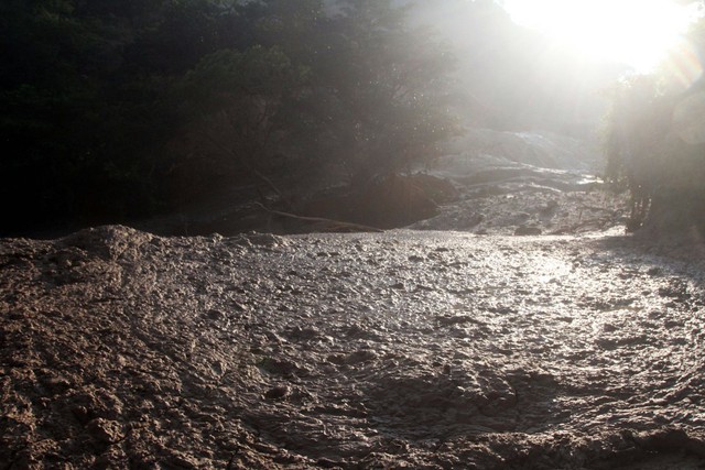 Dòng sông bị ô nhiễm bởi nước thải từ mỏ khai thác vàng và bạc Dos Senores ở Sinaloa, một vùng thuộc Mexico. Sau khi hồ chứa chất thải bị vỡ, khoảng 10.800 tấn chất thải độc hại đã theo lỗ hổng chảy ra một dòng suối thuộc con sông Baluarte. Bức ảnh được chụp vào 17/102014.