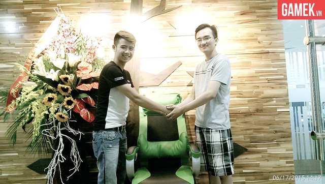 Nguyễn Anh Tuấn vui mừng nhận thưởng tại trụ sở GameK.