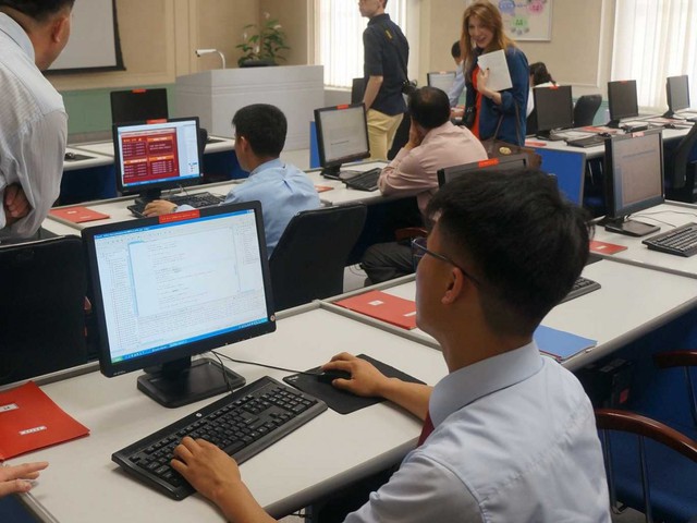  Một sinh viên tại Triều Tiên đang sử dụng máy tính cài đặt hệ điều hành Red Star 3. 