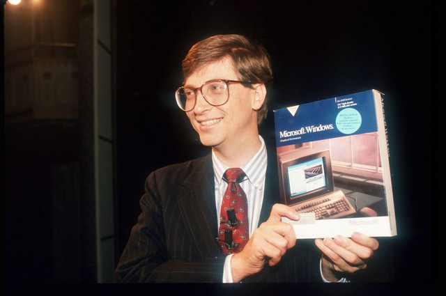  Bill Gate trên tay 1 hộp sản phẩm chứa bộ cài đặt Microsoft Windows 1.0 cách đây 30 năm. 