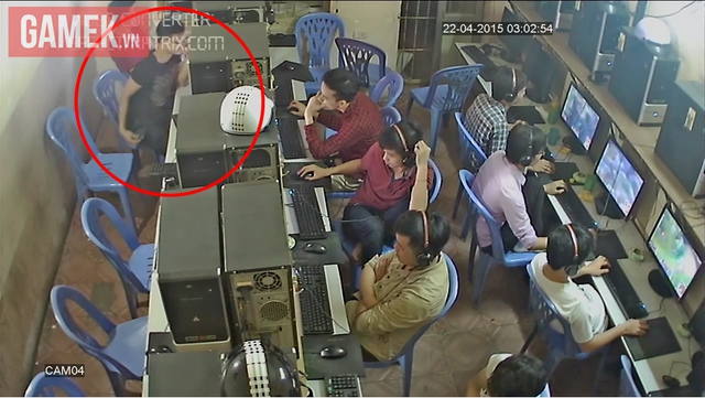 Camera ghi lại hình ảnh kẻ trộm thực hiện hành vi xấu.