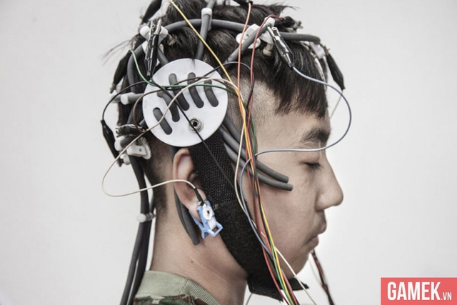 Một học viên đang được quét điện não đồ