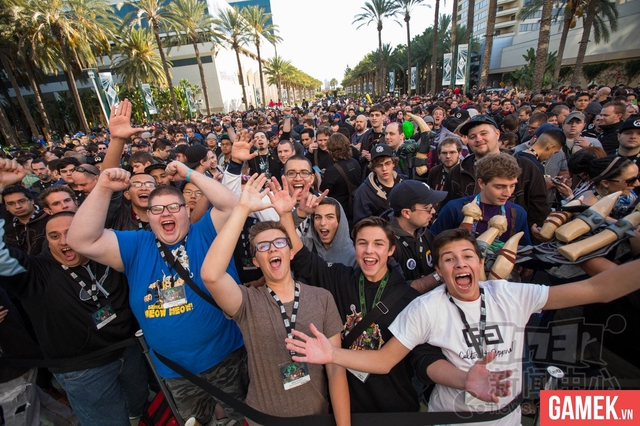 
Trung bình mỗi ngày BlizzCon 2015 đã tiếp đón khoảng 25,000 người khách tham quan bao gồm game thủ, truyền thông chuyên môn
