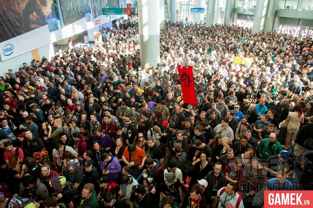 
Hàng nghìn người chen chúc để đi vào hội trường bên trong của BlizzCon 2015
