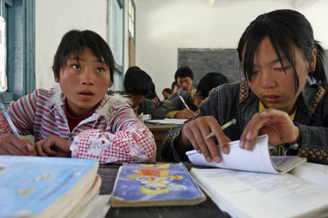 
Các học sinh trung học đang học môn hóa tại một ngôi trường ở vùng nông thôn, cách thành phố Đại Lý 124 dặm về phía Đông, Trung Quốc.

