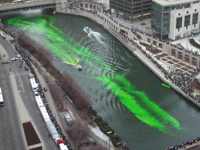  Dòng sông Chicago được nhuộm xanh bằng uranin trong ngày lễ thánh Patrick hàng năm 