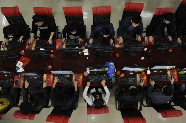 
Các thanh niên đang sử dụng máy tính tại một quán Internet thuộc Sơn Tây, Trung Quốc.
