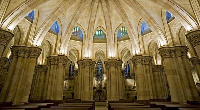  Phòng cầu nguyện với mái vòm đặc trưng kiểu Gothic của thánh đường Sagrada Familia. 