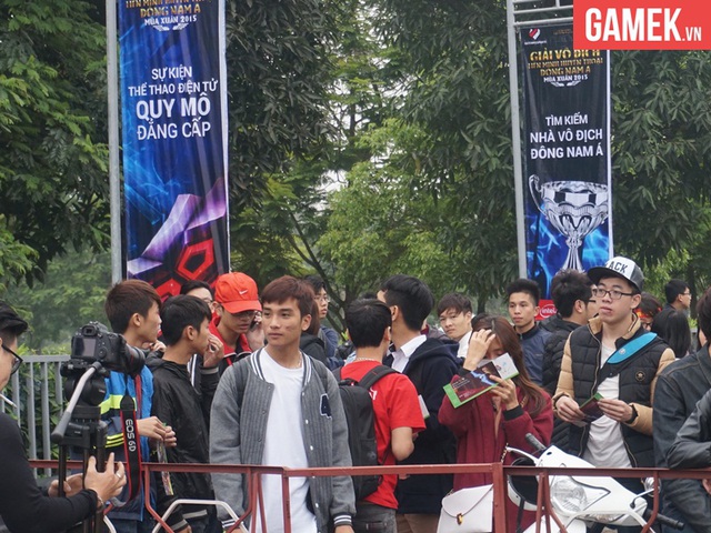 Fan hâm mộ đã tập trung trước cổng Trung Tâm Hội Nghị Quốc gia từ khá sớm.