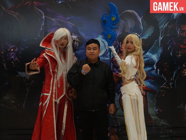 Fan hâm mộ chụp ảnh cùng Cosplay.