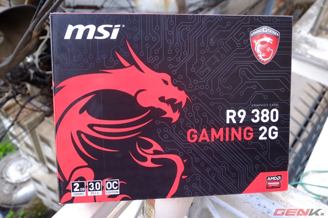 Box của MSI R9 390 khá to, hầm hồ và chắc chắn với logo MSI, tên sản phẩm cùng một vài thông số cơ bản. Trên tay mình hiện giờ là bản R9 380 Gaming 2GB DDR5 được OC nhẹ