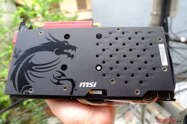 Mặt sau của MSI R9 380 cũng được MSI cho kèm theo 1 tấm backplate để nhìn card trông cứng cáp hơn cũng như tản nhiệt phụ và chống cong main.