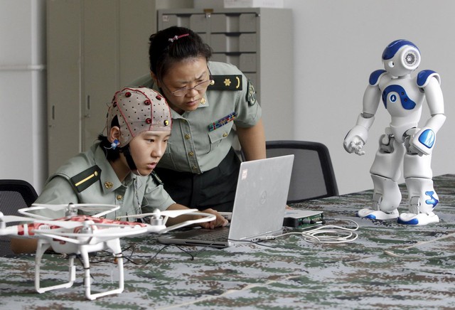  Một sinh viên đang sử dụng thiết bị điều khiển robot bằng suy nghĩ tại Đại học Kỹ thuật Thông tin Quân đội Giải phóng Nhân dân, Thịnh Châu, Trung Quốc.  