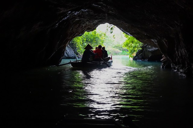  Đi thuyền qua các hang động ở Nha Trang. 