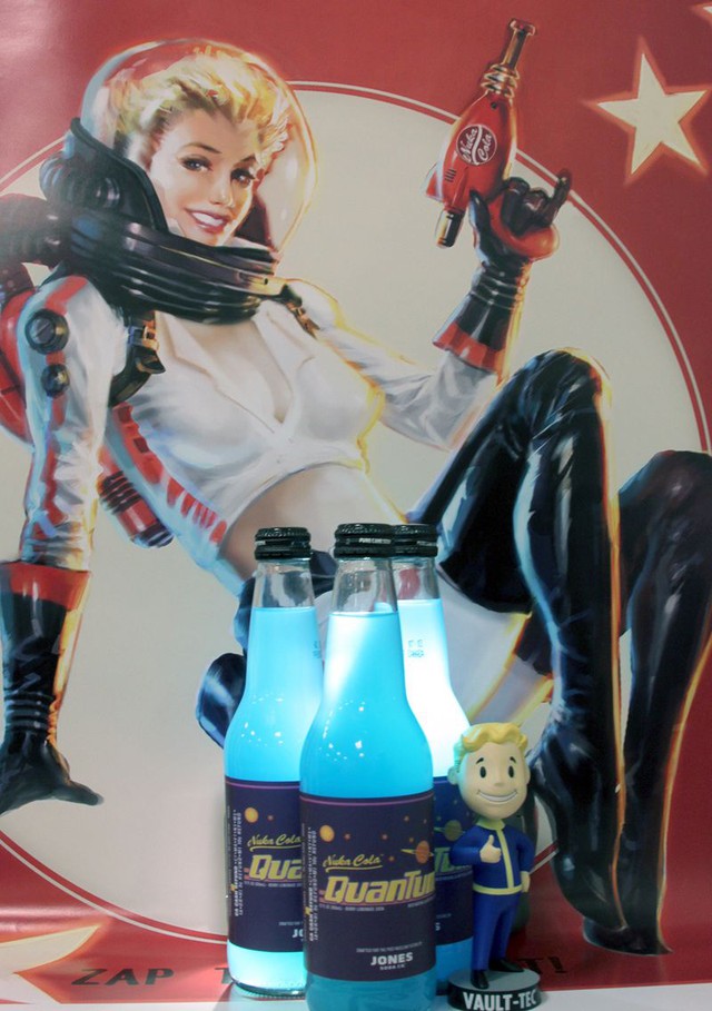 
Tấm áp phích quảng cáo cho những chai Nuka Cola Quantum đầu tiên ngoài đời thực.
