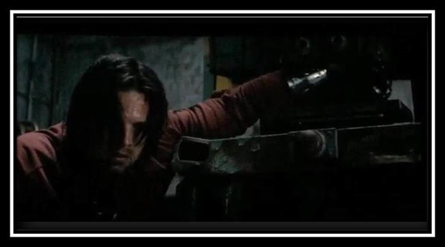 Cảnh Winter Soldier với cánh tay bị kẹt lại trong cỗ máy