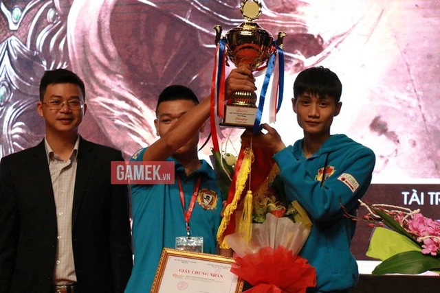 
Gunny (trái) cùng Hồng Anh (phải) đăng quang thể loại 2v2 Shang Tự Do tại giải Việt Trung 2015.
