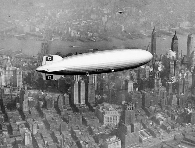 Khi khí cầu Hindenburg đang bay qua thành phố Manhattan ở Hoa Kỳ.