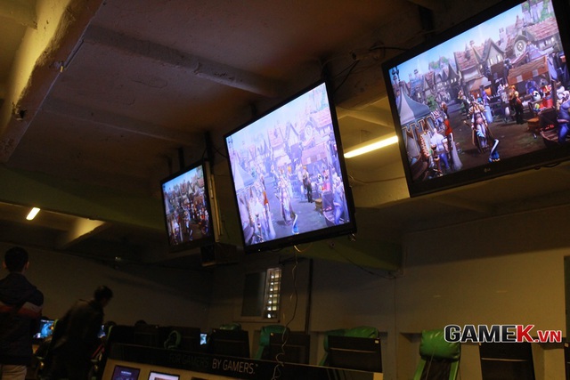 Hệ thống máy chiếu phục vụ khán giả theo dõi bên dưới khán đài.