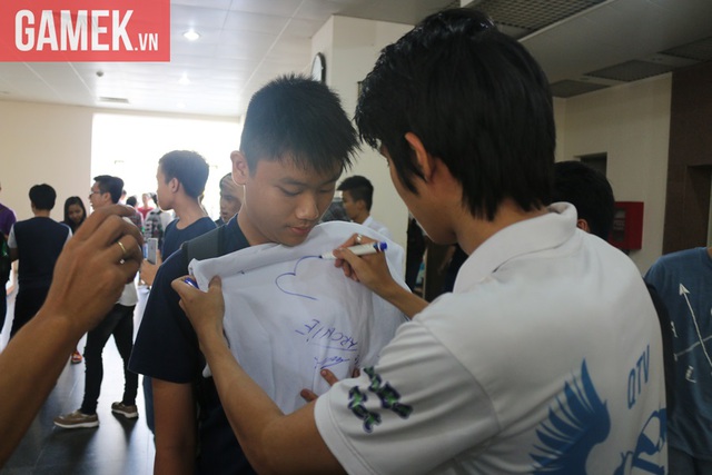 QTV cũng rất biết chiều lòng fan khi ký tặng họ lên áo đấu.