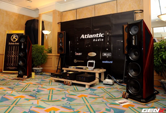  Atlantic Audio mang đến AV Show 2015 dòng Legacy với những mẫu loa cao to, kết cấu nhiều driver phức tạp, trong đó đôi loa treo tường Silhouette với kích thước nhỏ và mỏng chí 130mm nhưng vẫn có khả năng trình diễn âm thanh rất ấn tượng ở các phòng nghe kích thước trung bình. 