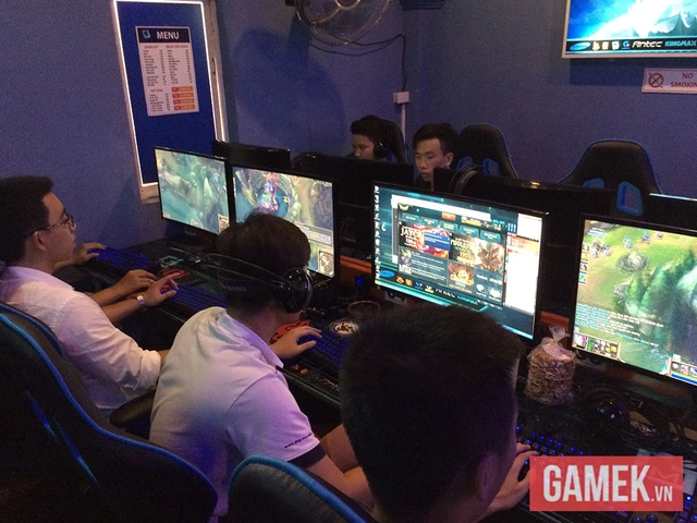 Thăm quán game đầu tiên sử dụng màn hình cong tại Việt Nam