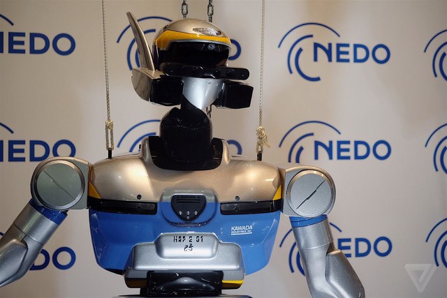  Robot HRP-2 Kai của hãng NEDO được sử dụng cho mục đích cứu hộ cứu nạn khi có thiên tai xảy ra. 