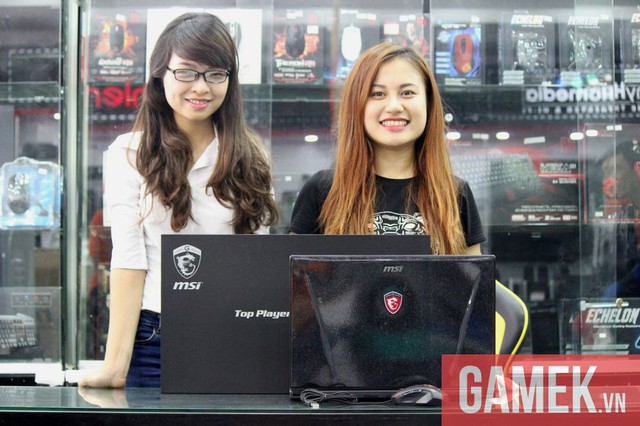 Nữ game thủ Hòa (bên phải) và chiếc laptop gaming khủng.