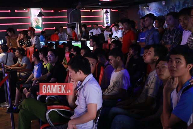 
Khán giả đã đến đông nghịt tại địa điểm thi đấu Epic Gaming Center.
