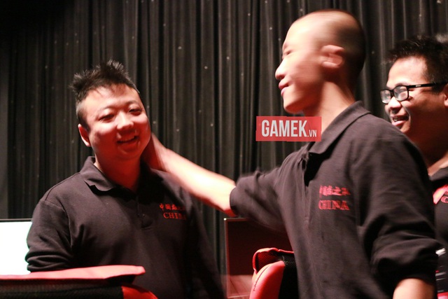 
ShenLong (ngoài cùng bên trái) vã mồ hôi hột sau trận chung kết nghẹt thở với Hồng Anh ở thể loại solo Shang.
