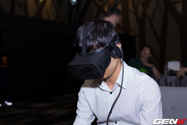  Một bạn trẻ đang trải nghiệm kính thực tế ảo Oculus. 