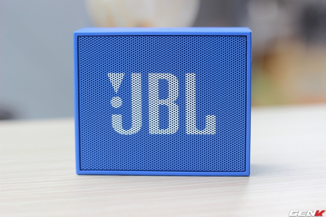  JBL GO được thiết kế theo form dạng khối hộp vuông vức thay vì tròn trịa như những anh em khác. 