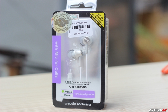  ATH-CKM300iS được đóng hộp đơn giản, lớp vỏ nhựa để lộ hình ảnh tai nghe bên trong. Bên cạnh đó, Audio Technica cũng nhấn mạnh microphone của CK300 tương thích với cả smartphone iOS và Android 