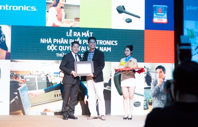 
&Ocirc;ng Alvin Kiew, Gi&aacute;m Đốc Kinh Doanh & Tiếp thị khu vực Đ&ocirc;ng Nam &Aacute; của Plantronics (b&ecirc;n tr&aacute;i) trao chứng nhận độc quyền ph&acirc;n phối cho &Ocirc;ng L&acirc;m Quốc Khanh, Gi&aacute;m Đốc PSD.
