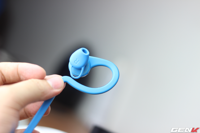  Ống loa earbud tương tự như chiếc tai nghe earpods của Apple. Thiết kế này rất dễ fit với nhiều kích thước khoang tai của người đeo, mặc dù khả năng cách âm có phần thua kém so với kiểu in-ear. 