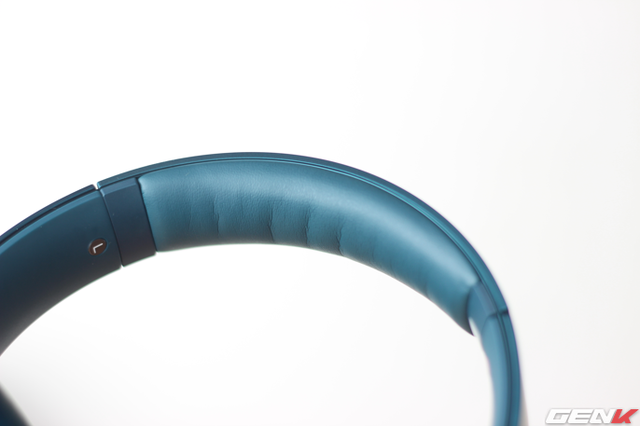  Headband làm từ nhôm được ốp nhựa để giảm trọng lượng. Bên trong bọc lớp đệm mềm để mang lại cảm giác đeo thoải mái 