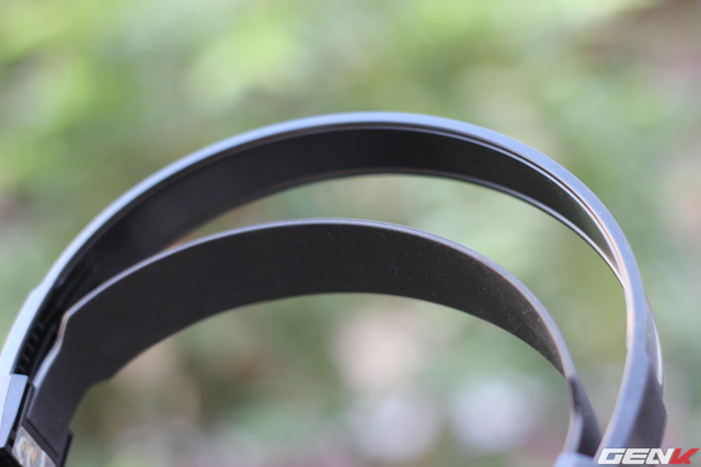 Headband với 2 lớp có thể điều chỉnh vừa vặn, ôm sát đầu cho người dùng cảm giác thoải mái