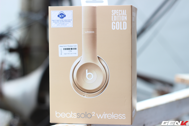 Beats Solo 2 wireless được đóng hộp đơn giản nhưng vô cùng đẹp mắt với tông màu của tai nghe bên trong