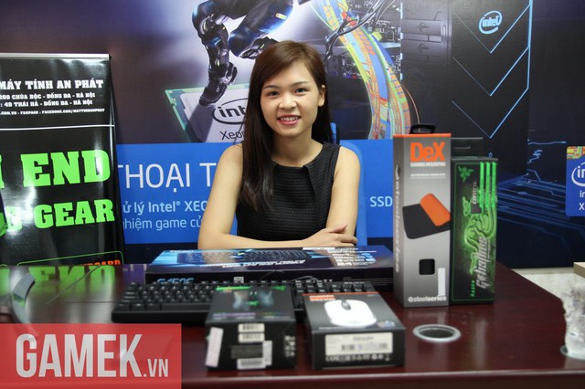 Xem hot girl Việt tư vấn thiết bị chơi game nuột nhất