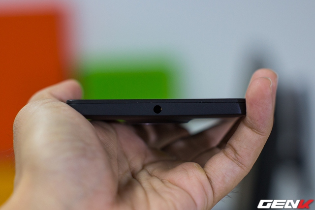 Không giống như Lumia 950, cổng tai nghe 3,5 mm của Lumia 950 XL được đặt giữa cạnh trên.