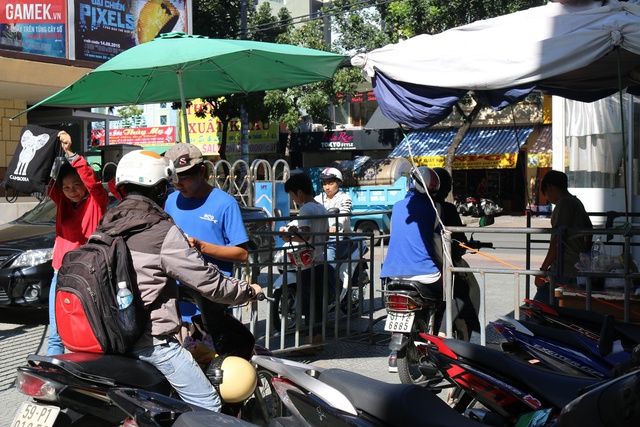 Khung cảnh khá náo nhiệt và có chút hơi nóng từ khí hậu.