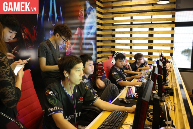 Toàn cảnh Showmatch GIGABYTE Full Louis vs Hanoi Vikings do Viruss chủ trì trước giờ G