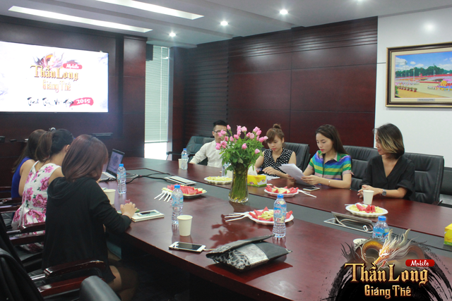 Hoa hậu Nguyễn Cao Kỳ Duyên (bên trái ảnh) trong buổi gặp gỡ cùng đại diện NPH SohaGame.