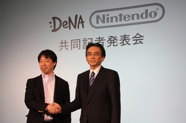 Ông Moriyasu Isao và ông Satoru Iwata trong buổi công bố thông tin chính thức hợp tác