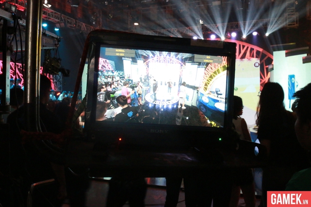 
Toàn cảnh sân khấu qua ống kính máy quay của Đài Truyền Hình Việt Nam
