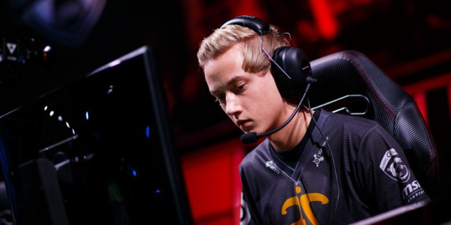 rekkles-hop-dong.jpg