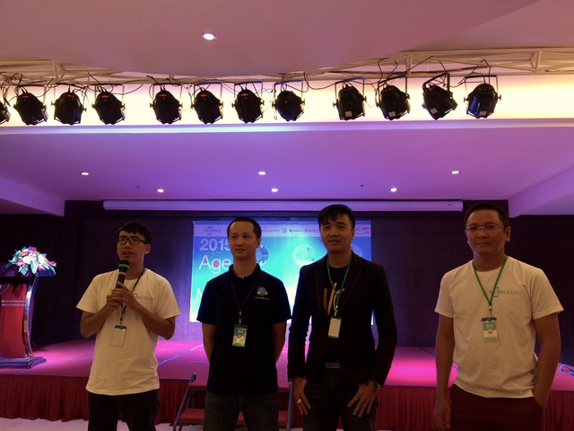 Từ trái sang phải: ông Lê Giang Anh – CEO Joy Entertainment; ông Bùi Trường Sơn – đại diện ban tổ chức Bluebird Award; ông George Nguyễn – CEO Google developer community Vietnam; ông Nguyễn Hữu Bình – CEO Applancer